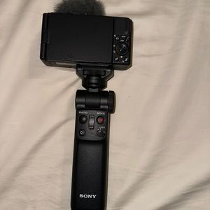 Sony vlogging camera. Comes with vlogging kit microphone on top.